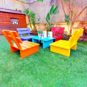 פינת ישיבה מעץ לחצר צבעונית לילדים